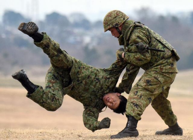 日本陸上自衛隊第一空降團8日舉行公開訓練