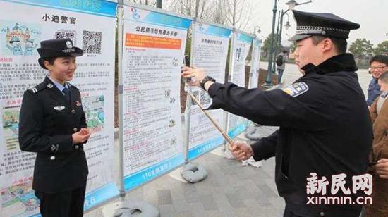 图说：参与直播的上海国际度假区警务处联络科女警陆丰。新民晚报新民网 图