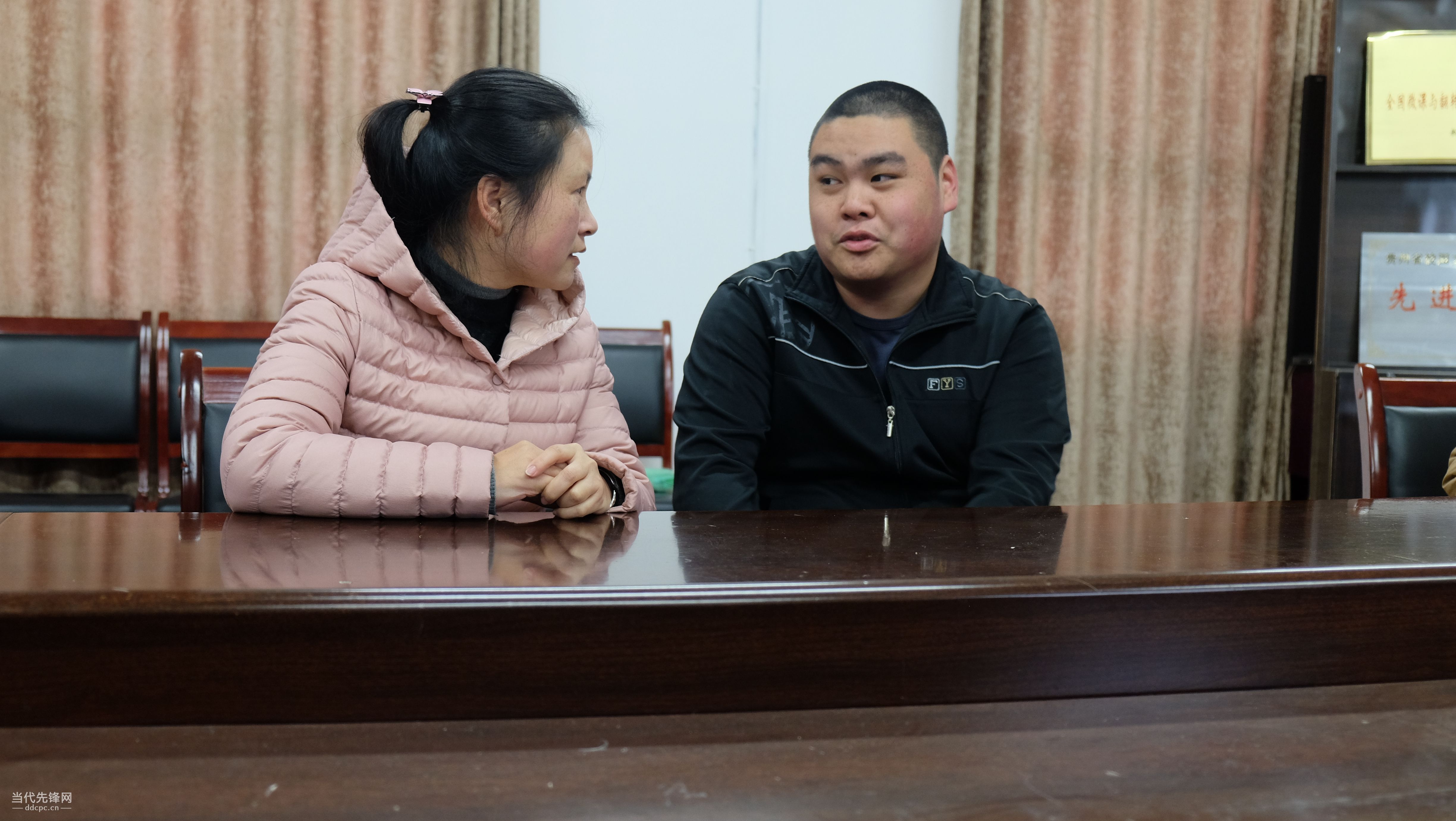 盲人女教师刘芳正在与学生钟玉明交流