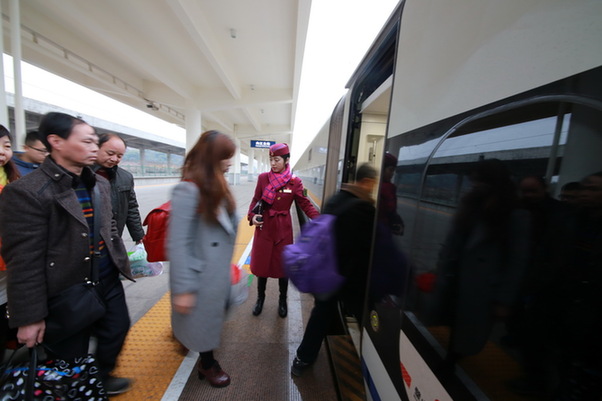 图为2017年02月09日，重庆，列车长李倩在站台上组织旅客安全有序乘车。