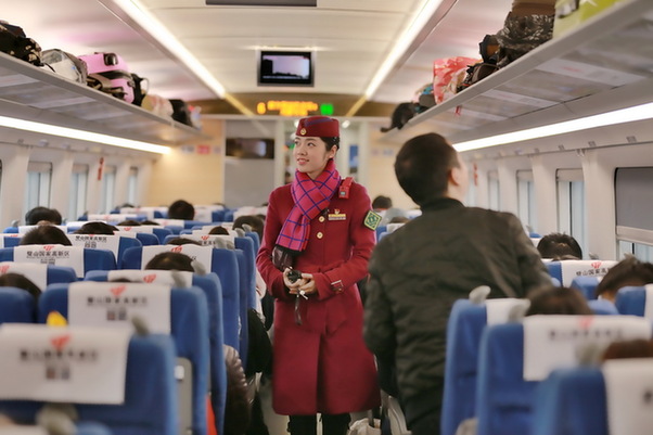图为2017年02月09日，重庆，每趟车，列车长李倩都要在车厢里来回走上10多趟。