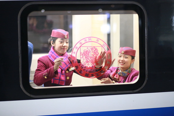 图为2017年02月09日，重庆，元宵节马上到来，列车长李倩和同事装扮车厢，让动车上也散发着浓浓的元宵节的味儿。