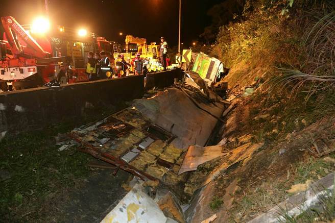 台湾游览车翻覆死亡数增至34人警方确认司机超速