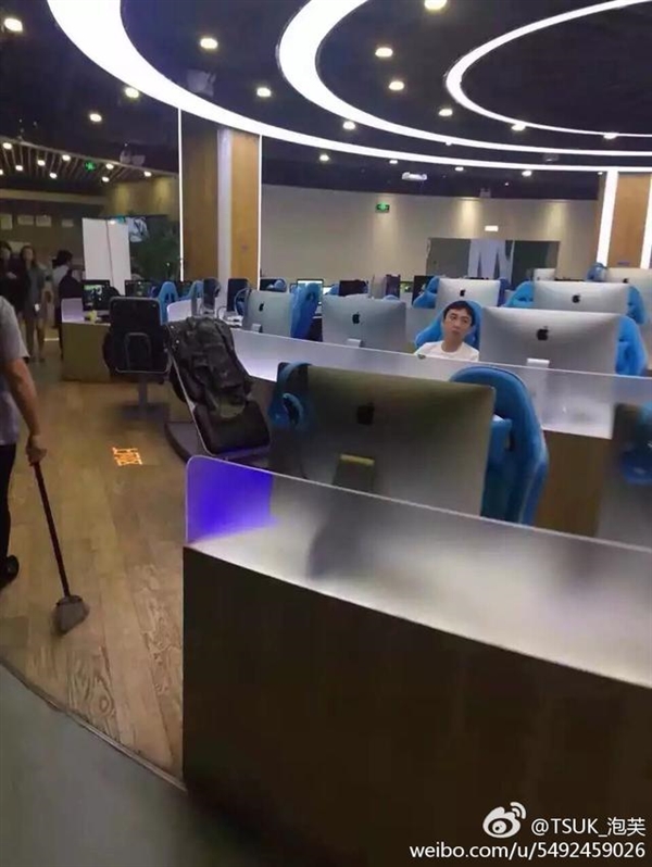 身价60亿！网友网吧实拍王思聪：选最低消费区