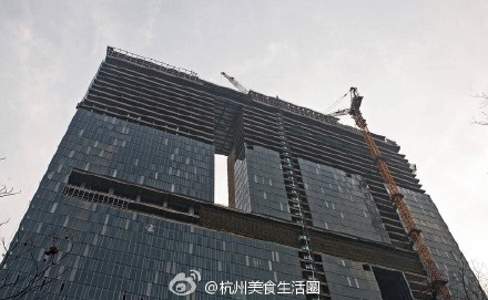 杭州惊现“纸片楼” 网友调侃：怕被风吹倒