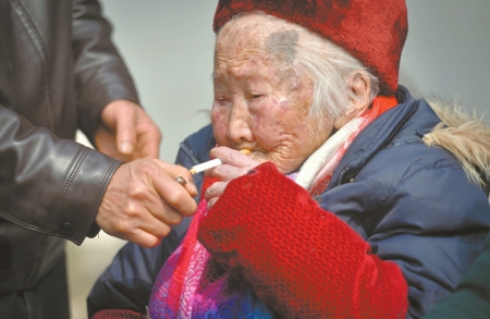 四川彭山有个"四千岁"之家:全家96口人加起来3850岁