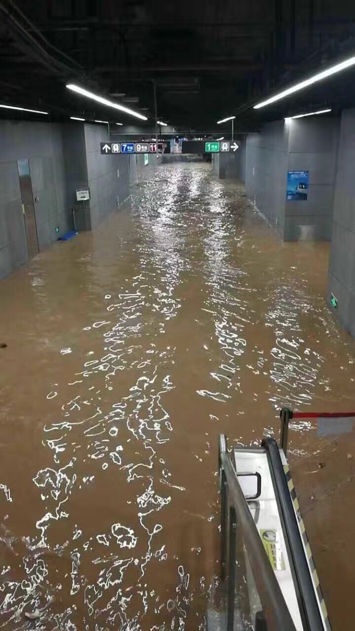 台风"苗柏"登陆深圳 地铁站内"水浸成河"