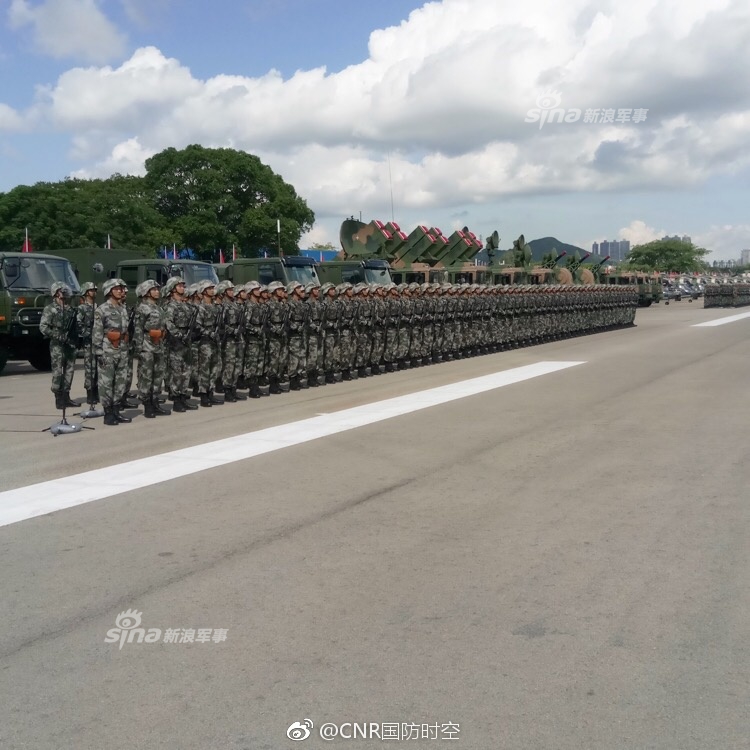 驻港部队集结等待检阅猛士装甲车92b步战列阵