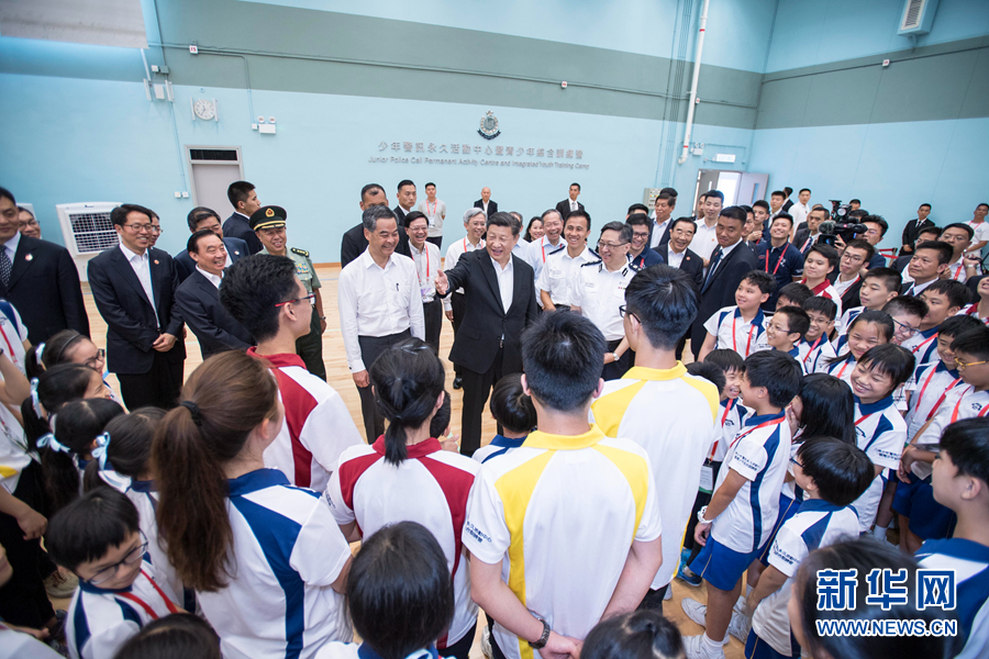 6月30日上午，国家主席习近平来到香港少年警讯永久活动中心暨青少年综合训练营考察，看望正在训练的香港青少年。这是习近平同少年警讯成员亲切交谈。新华社记者 李涛 摄