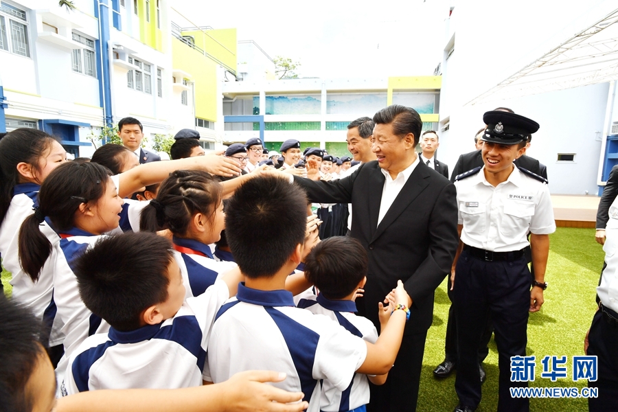 6月30日上午，国家主席习近平来到香港少年警讯永久活动中心暨青少年综合训练营考察，看望正在训练的香港青少年。这是习近平同少年警讯成员握手。新华社记者 李涛 摄