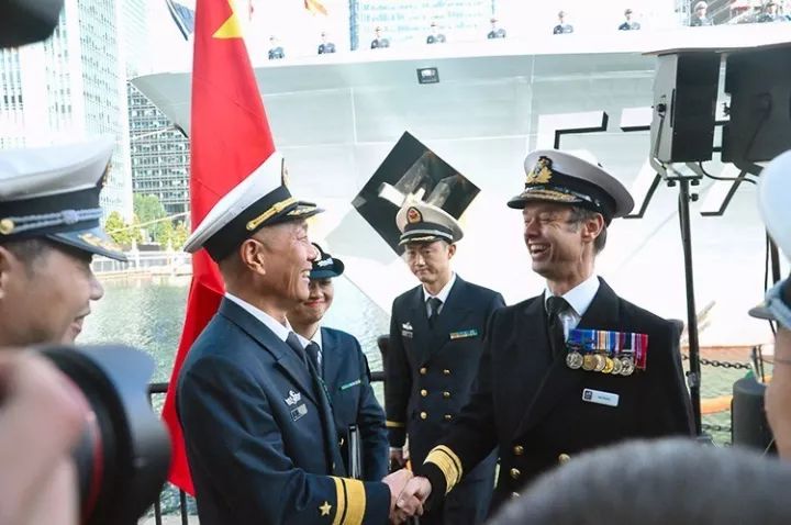 王仲才与英国皇家海军海上部队司令Alex Burton聊得很开心。