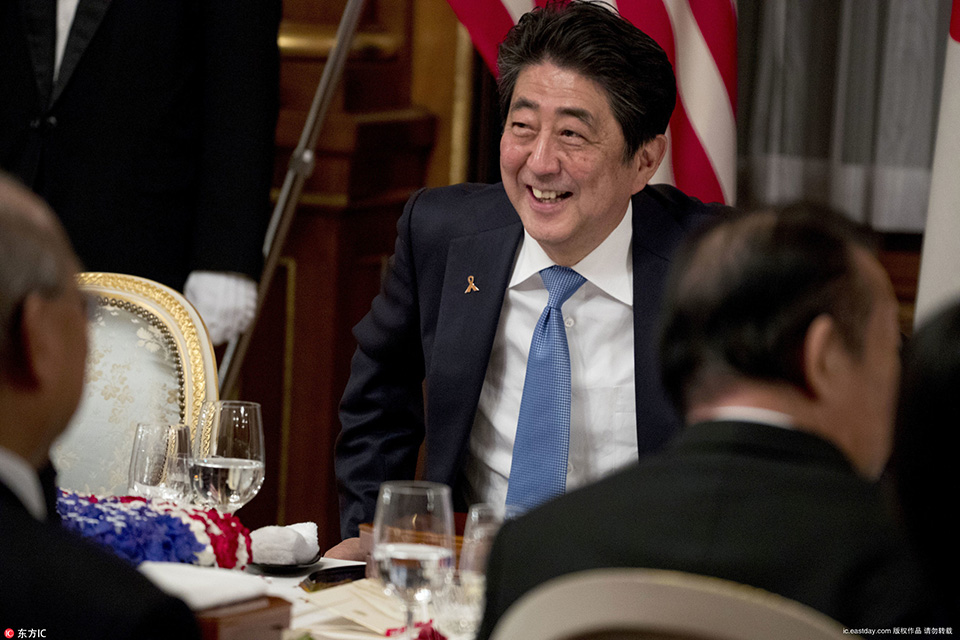 日本首相安倍为特朗普设国宴二人举杯共饮