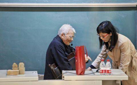 94岁老教授站立讲课 市民佩服:两小时讲座全是干货