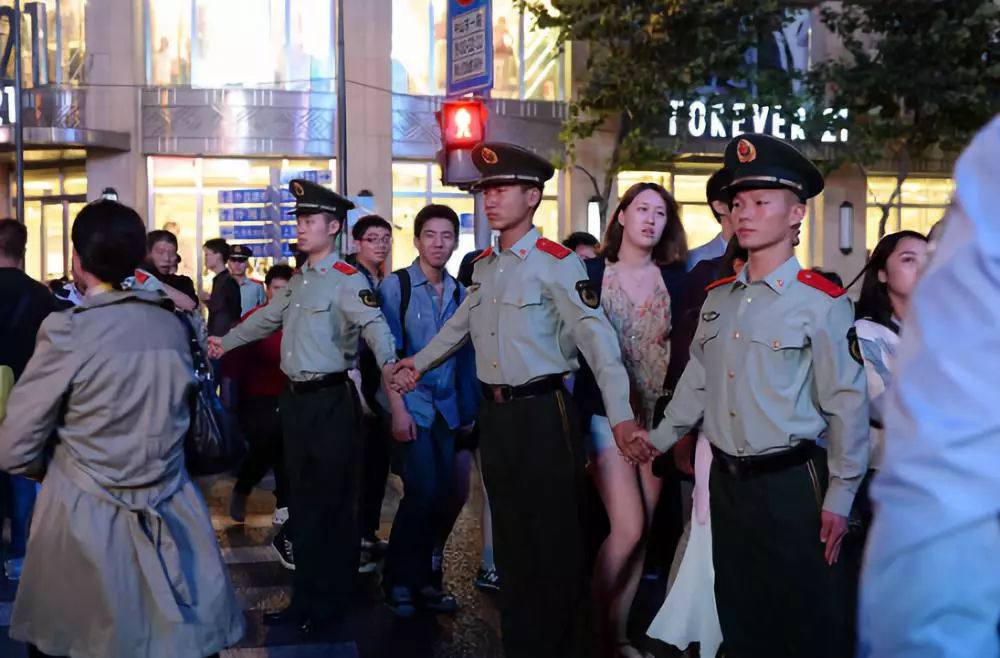 上海南京路的武警用身体排成了"人墙"火遍抖音