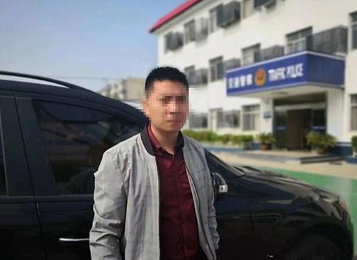 小伙四万网购奔驰 还没来得及嘚瑟就被交警顶上了