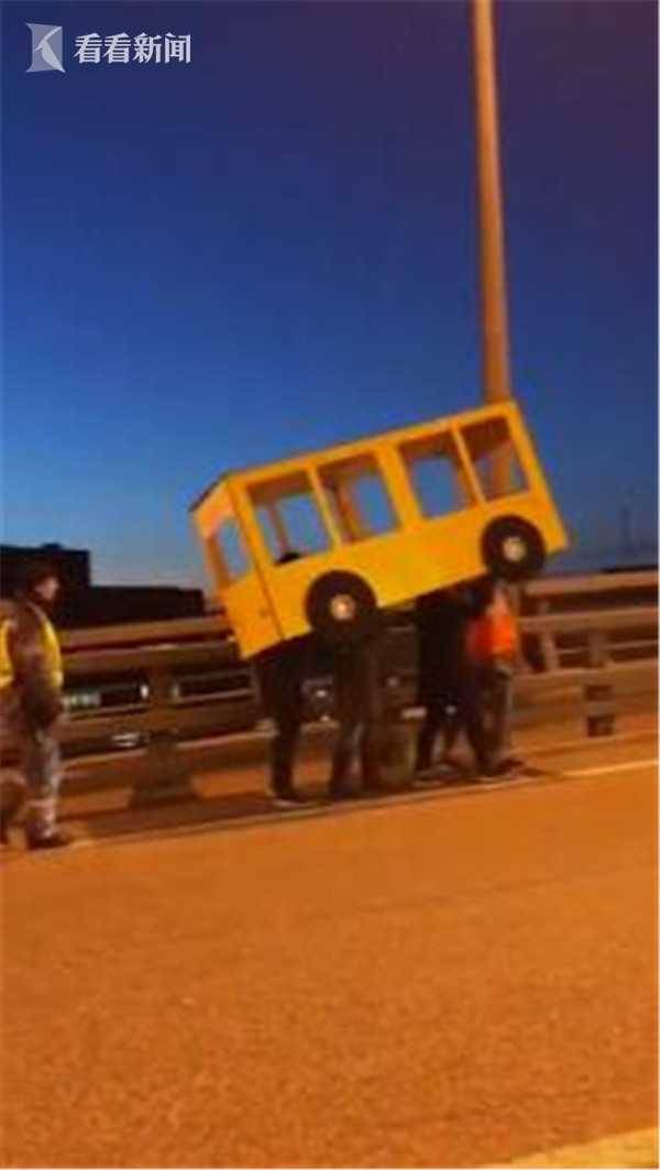 俄罗斯4个年轻人为过桥 伪装成公交车被警察拦下