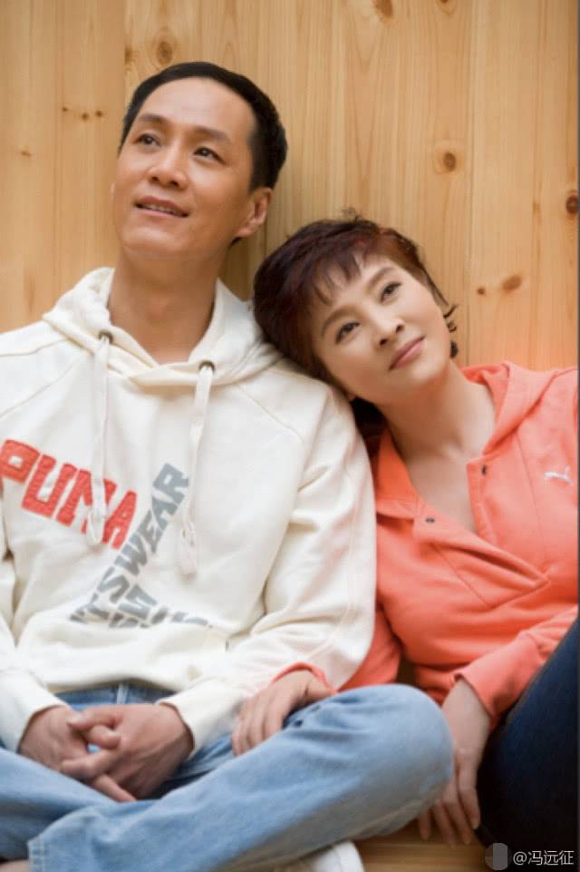 冯远征晒和老婆甜蜜合照贺银婚