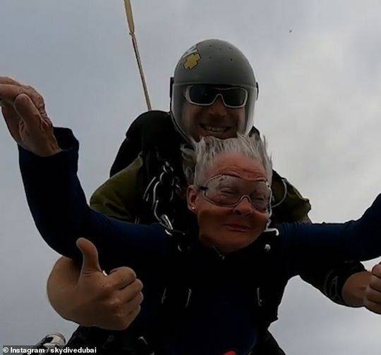 太酷了 82岁老奶奶迪拜13000英尺高空玩跳伞