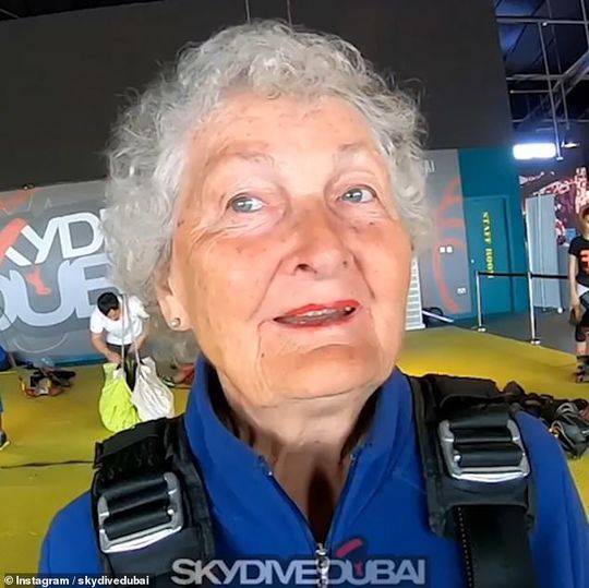 太酷了 82岁老奶奶迪拜13000英尺高空玩跳伞