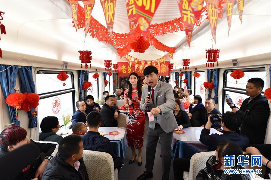 (关注春运)(3)列车上的欢乐“春节联欢会”