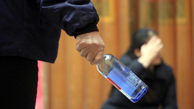 家暴求助被打骨折 家庭琐碎小事为何要用暴力解决