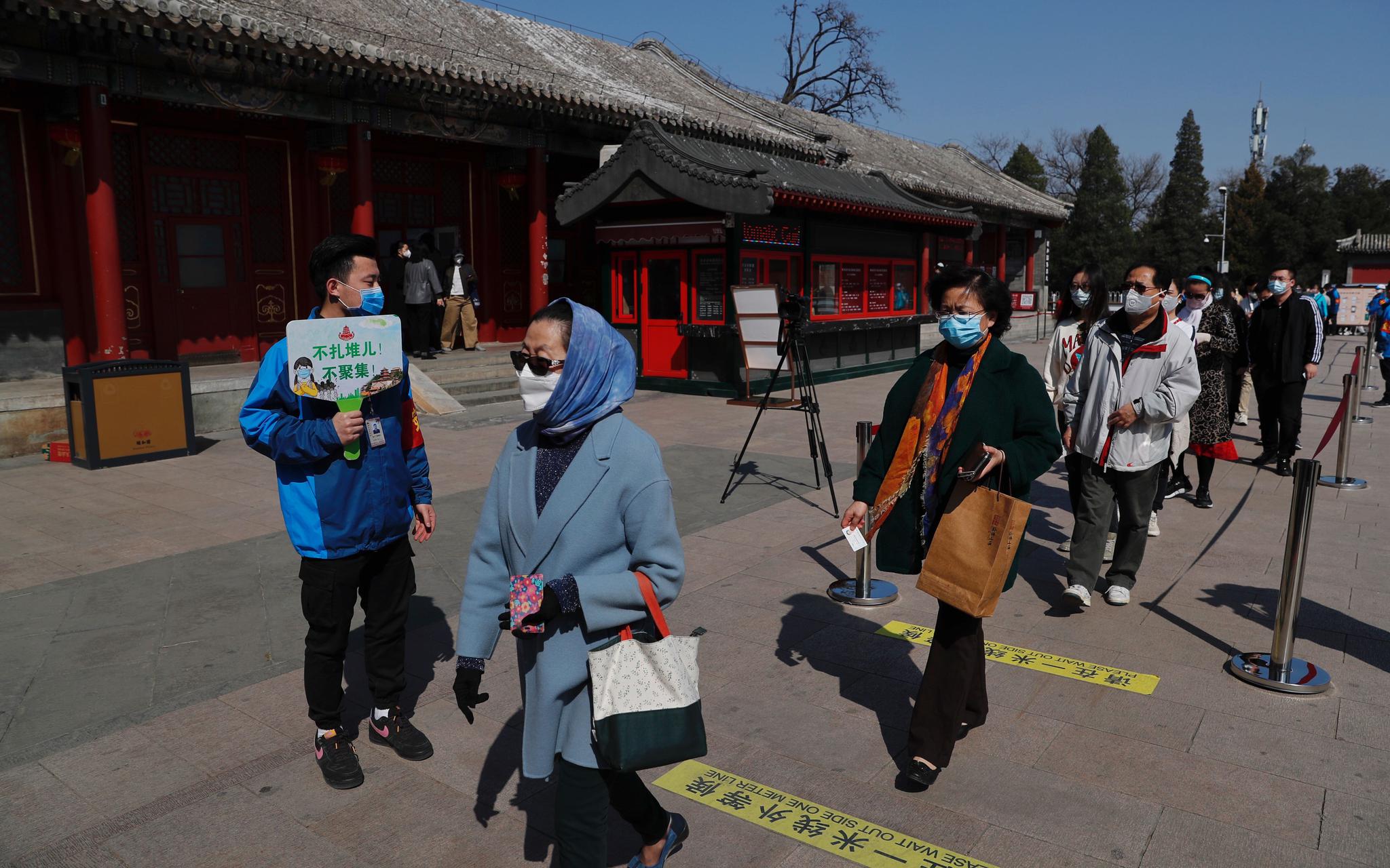 【黄色预警】颐和园开启限流 设三道“关卡”疏导 引导游客一米间隔排队