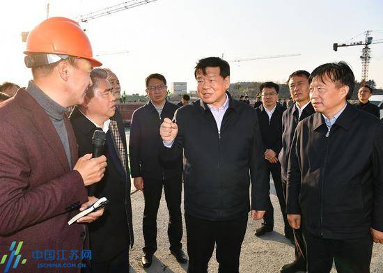 领导干部：官员带头下馆子 吃喝之余还不忘“做广告”