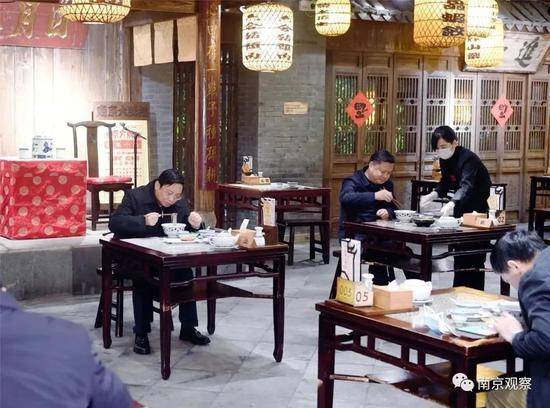 领导干部：官员带头下馆子 吃喝之余还不忘“做广告”