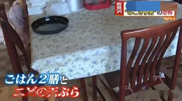 口罩■黑衣男入室抢劫老夫妻，讨顿饭吃饱后留下10个口罩就走了