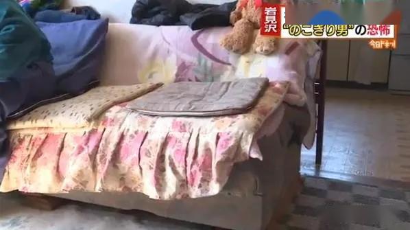 口罩■黑衣男入室抢劫老夫妻，讨顿饭吃饱后留下10个口罩就走了