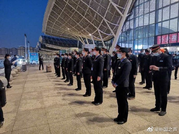「开站」武汉首趟始发列车 76天的等待，武汉从春天再出发
