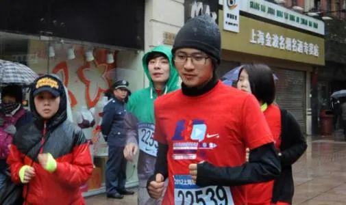 『跑步训练』业余大神！韩寒回应“18分钟跑5公里”：高中是长跑体育生