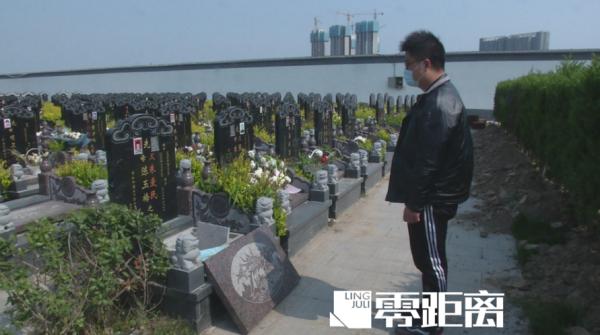墓穴@离奇！男子母亲墓穴被人砸烂，骨灰不翼而飞，还留下一封敲诈信......
