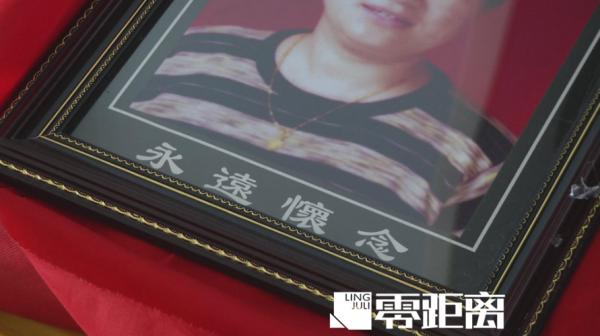 墓穴@离奇！男子母亲墓穴被人砸烂，骨灰不翼而飞，还留下一封敲诈信......