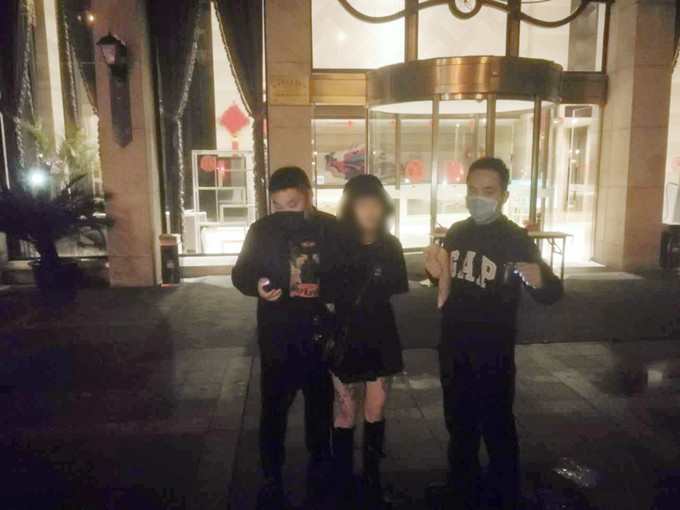 『李某』手机摇来美女酒店开房惨遭“毒手”！民警卧底“潜伏”引美女自投罗网……