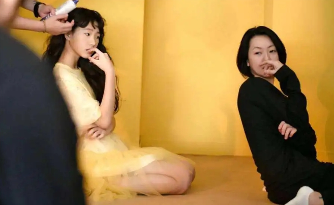 [许曦文]“高级脸”时尚感十足！小S女儿首个代言，气质不输妈妈