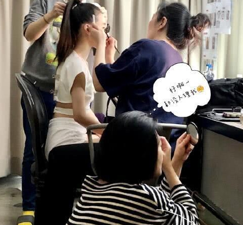 [许曦文]“高级脸”时尚感十足！小S女儿首个代言，气质不输妈妈