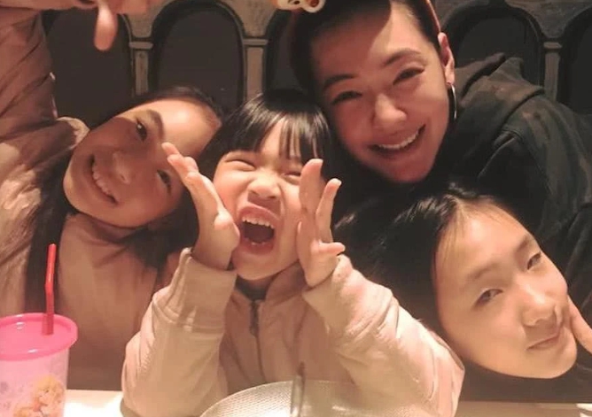 [许曦文]“高级脸”时尚感十足！小S女儿首个代言，气质不输妈妈