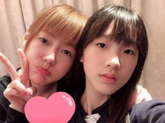 [许曦文]“高级脸”时尚感十足！小S女儿首个代言，气质不输妈妈
