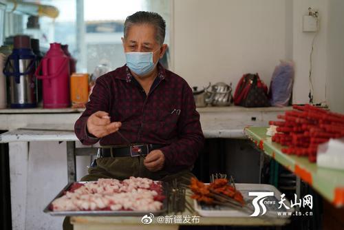 『食客』乌鲁木齐 烤肉爷爷“撞脸”爱因斯坦吸引众多食客