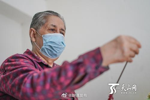 『食客』乌鲁木齐 烤肉爷爷“撞脸”爱因斯坦吸引众多食客