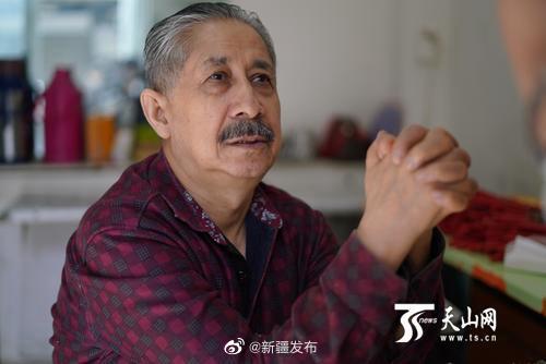 『食客』乌鲁木齐 烤肉爷爷“撞脸”爱因斯坦吸引众多食客