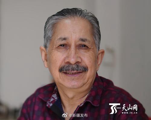 『食客』乌鲁木齐 烤肉爷爷“撞脸”爱因斯坦吸引众多食客