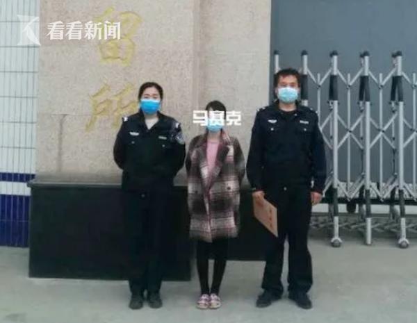 『肺炎』女子机上扬言有肺炎朝乘务员吐口水,连问民警12遍“你是不是警察?”
