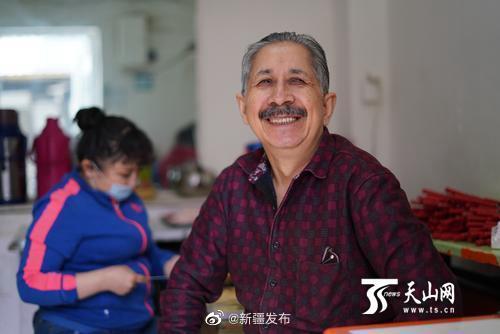 『食客』乌鲁木齐 烤肉爷爷“撞脸”爱因斯坦吸引众多食客