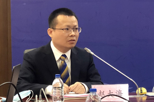 露脸并进行直播评论的上海交通大学国际与公共事务学院副教授赵大海