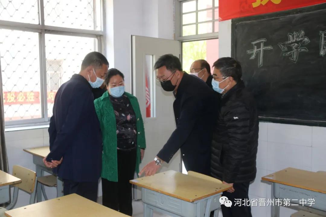 高三学生@河北高三开学 学生戴口罩有序测温进入学校