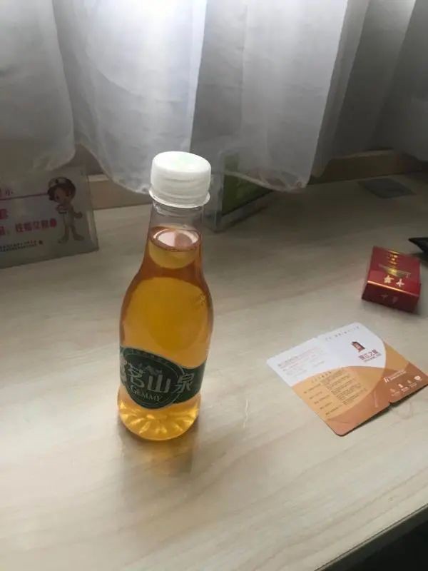 「大肠菌群」入住酒店自称喝到尿粪混合“饮料”……酒店：不是我们放的，“饮料”的出现十分蹊跷