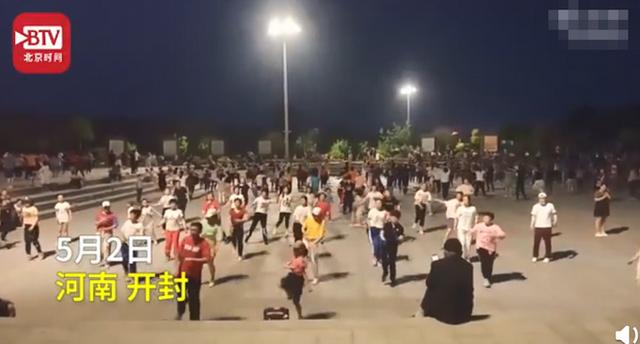 『网友评论』悟性太好，8岁女孩被大妈选为广场舞领舞，网友：一代更比一代强