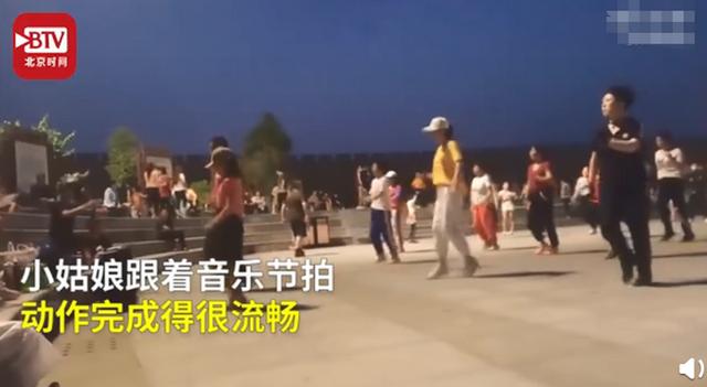 『网友评论』悟性太好，8岁女孩被大妈选为广场舞领舞，网友：一代更比一代强